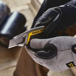 Stanley FATMAX 18mm Integrated Snap Knife - FMHT10594-0 -Hand Tool Shop fmht10594 0 004 18530.1697458265