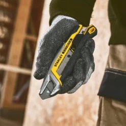 Stanley FATMAX 18mm Integrated Snap Knife - FMHT10594-0 -Hand Tool Shop fmht10594 0 006 89235.1697458265