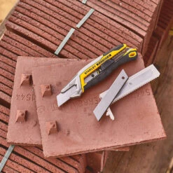 Stanley FATMAX 18mm Integrated Snap Knife - FMHT10594-0 -Hand Tool Shop fmht10594 0 008 75724.1697458265