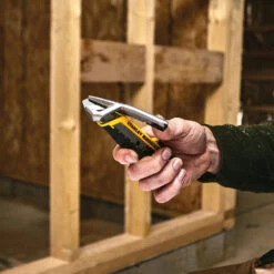 Stanley FATMAX 18mm Integrated Snap Knife - FMHT10594-0 -Hand Tool Shop fmht10594 0 009 39088.1697458265